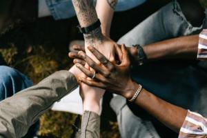 Hände, welche übereinander geschlagen sind